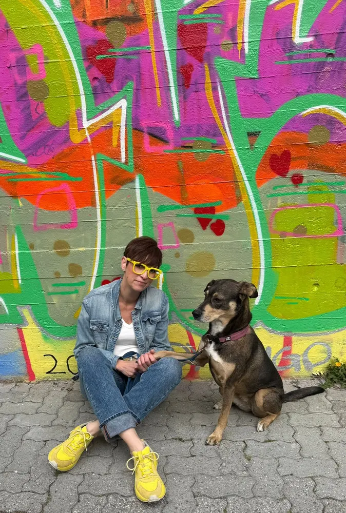 Katja mit Hund vor buntem Graffiti