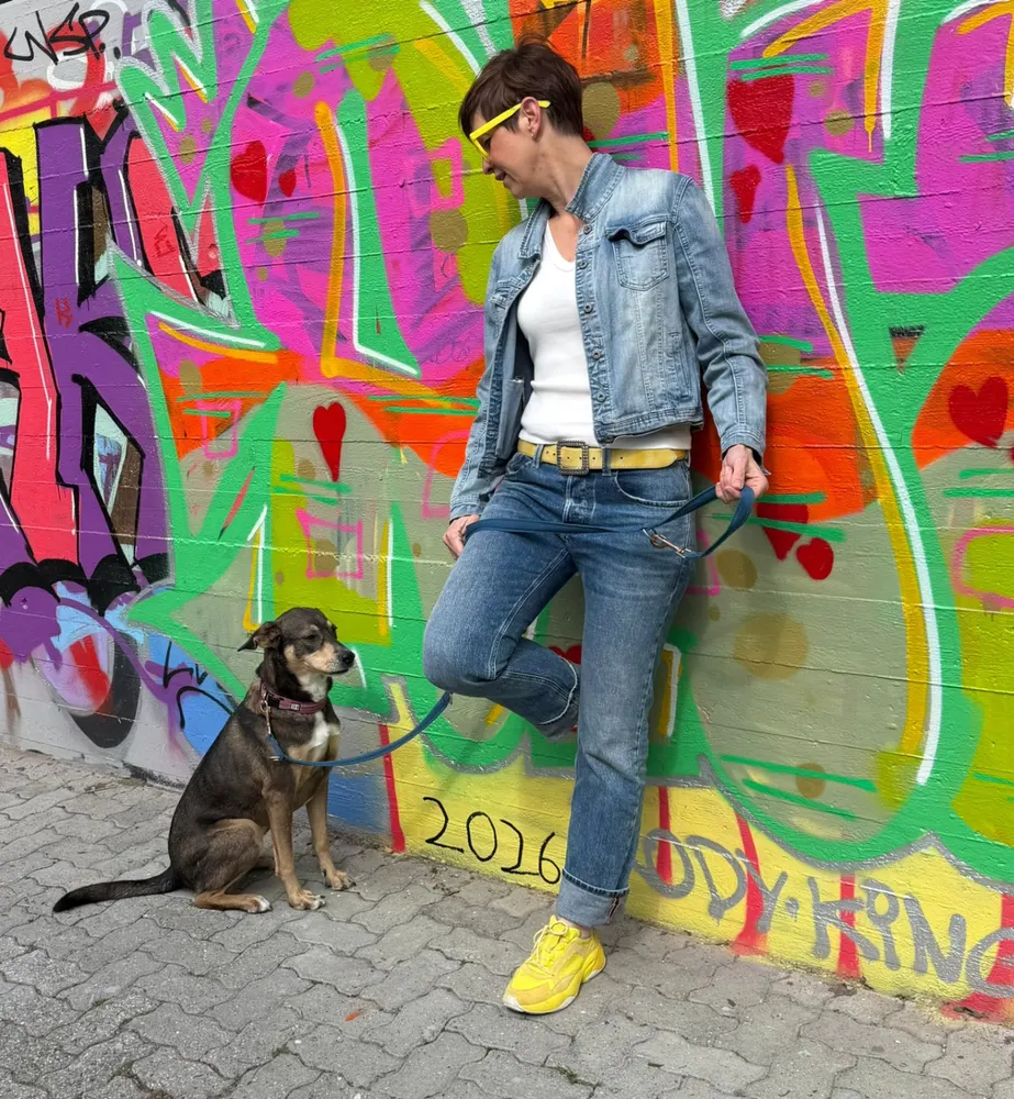 Katja mit Hund vor farbigem Graffiti