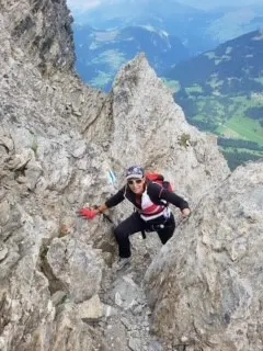 Katja beim Klettern am Fels