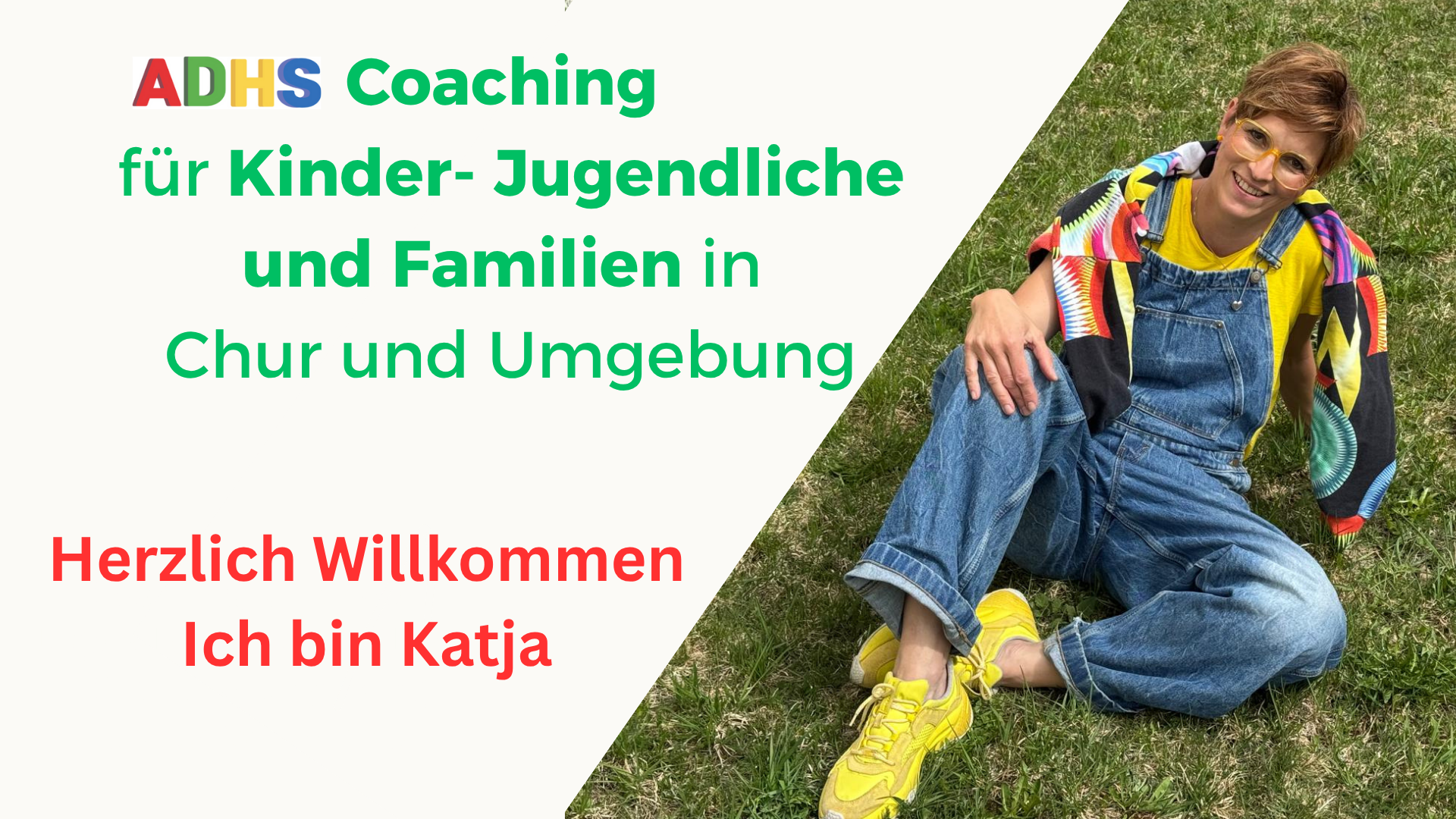 Frau sitzt entspannt im Gras und lächelt; daneben Text: „ADHS Coaching für Kinder, Jugendliche und Familien in Chur und Umgebung – Herzlich Willkommen, ich bin Katja“.